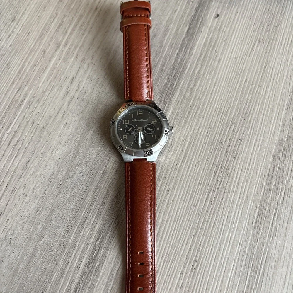Eddie Bauer V8V006 3 Eye Gray Dial Chronograph Mens Watch Vintage Leather Band
